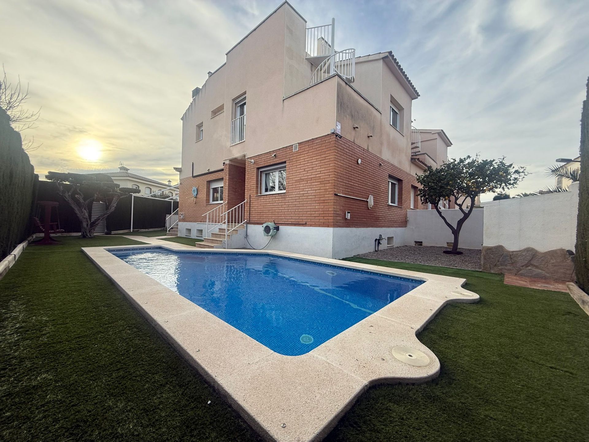 ¡Descubre tu nuevo hogar en Pino - Alto! Este chalet seminuevo, situado a solo 200 metros de la hermosa Playa Cristal, es el refugio perfecto para disfrutar del sol y la tranquilidad.  - Image 1