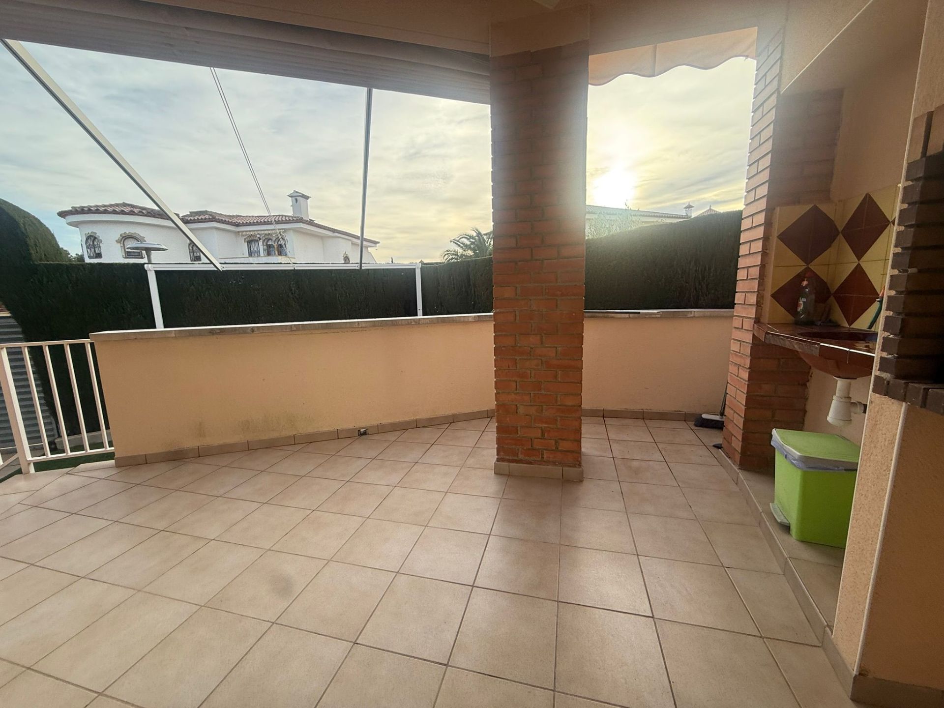 ¡Descubre tu nuevo hogar en Pino - Alto! Este chalet seminuevo, situado a solo 200 metros de la hermosa Playa Cristal, es el refugio perfecto para disfrutar del sol y la tranquilidad.  - Image 7