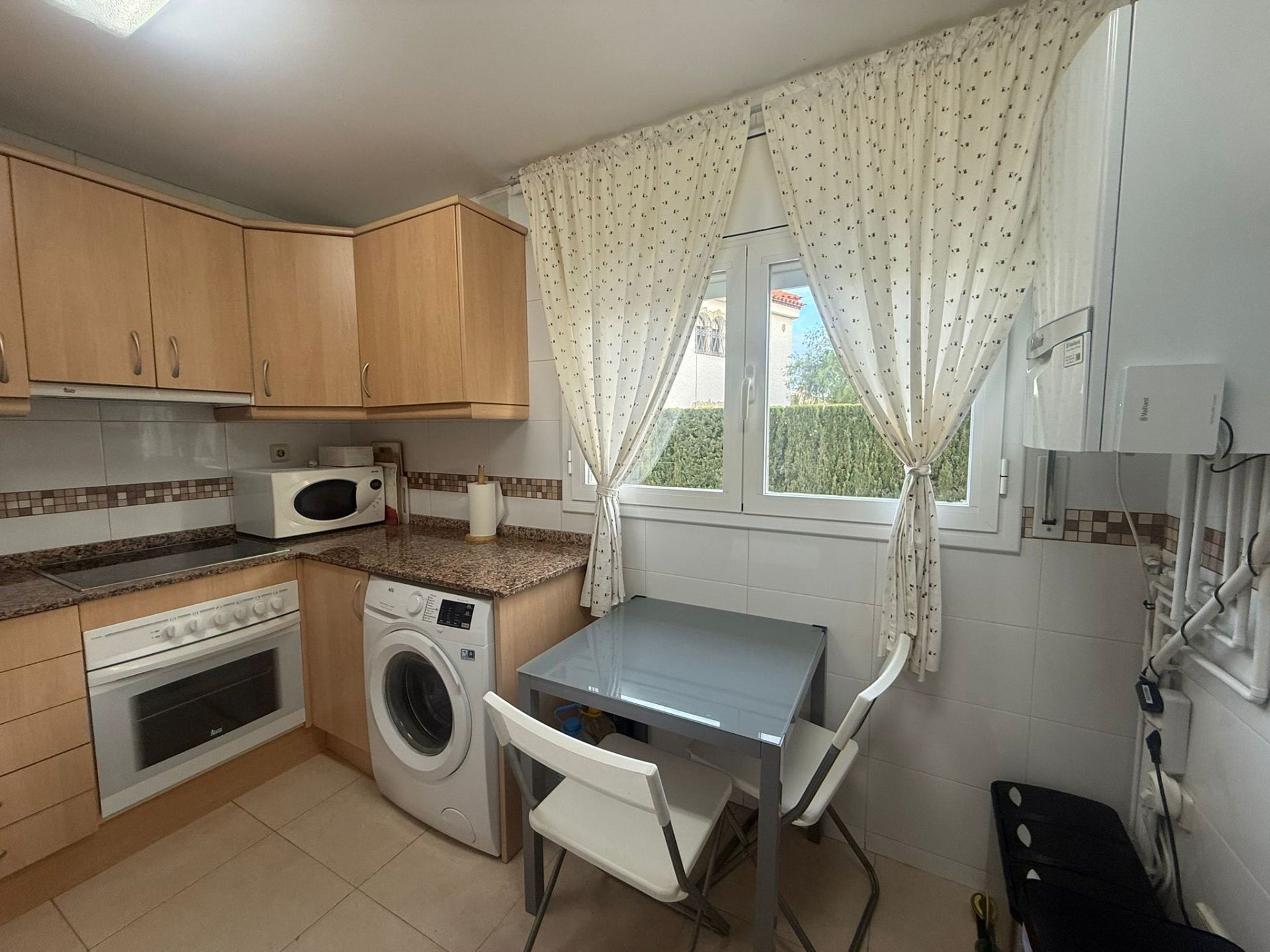 ¡Descubre tu nuevo hogar en Pino - Alto! Este chalet seminuevo, situado a solo 200 metros de la hermosa Playa Cristal, es el refugio perfecto para disfrutar del sol y la tranquilidad.  - Image 14