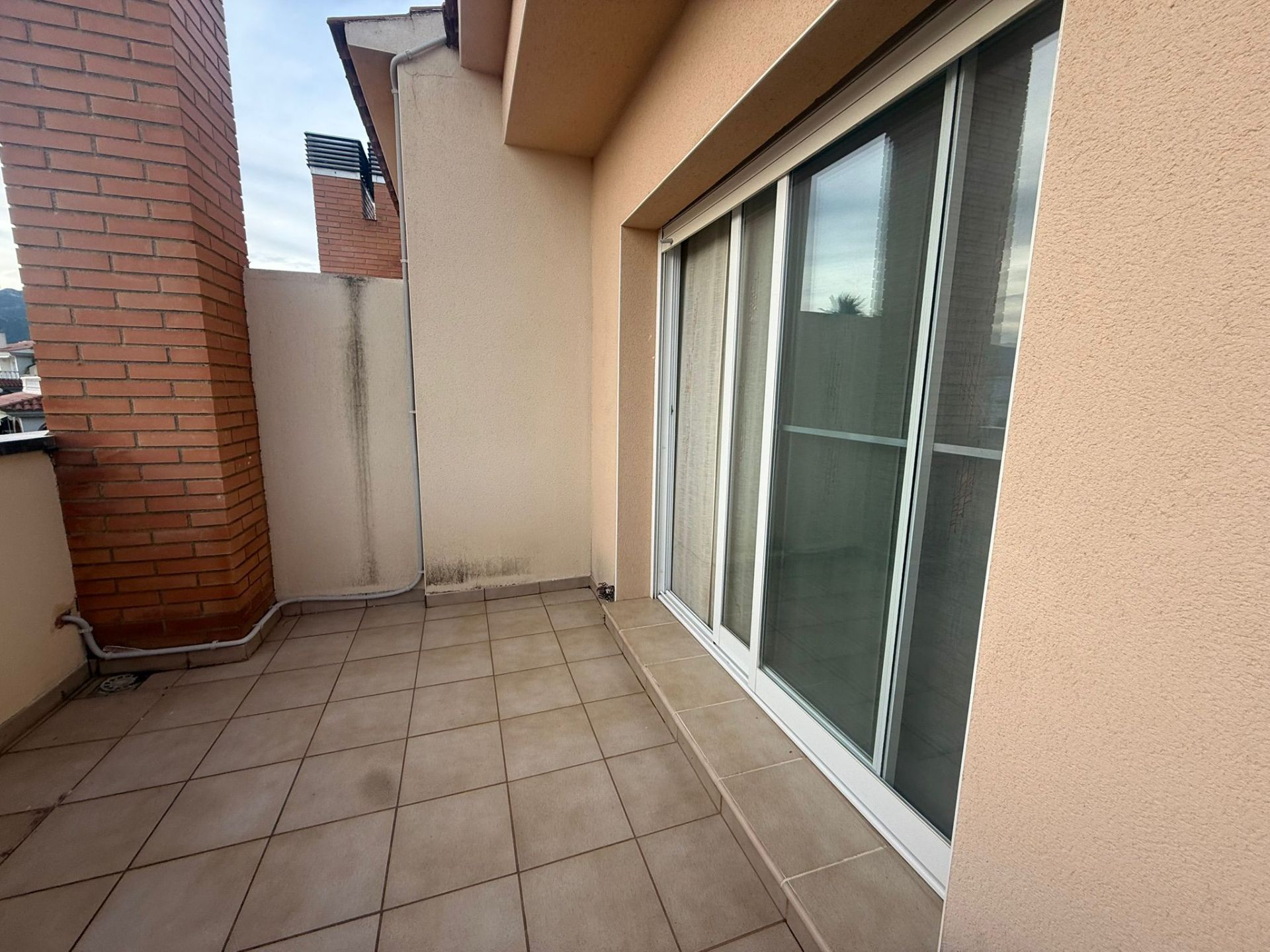 ¡Descubre tu nuevo hogar en Pino - Alto! Este chalet seminuevo, situado a solo 200 metros de la hermosa Playa Cristal, es el refugio perfecto para disfrutar del sol y la tranquilidad.  - Image 25