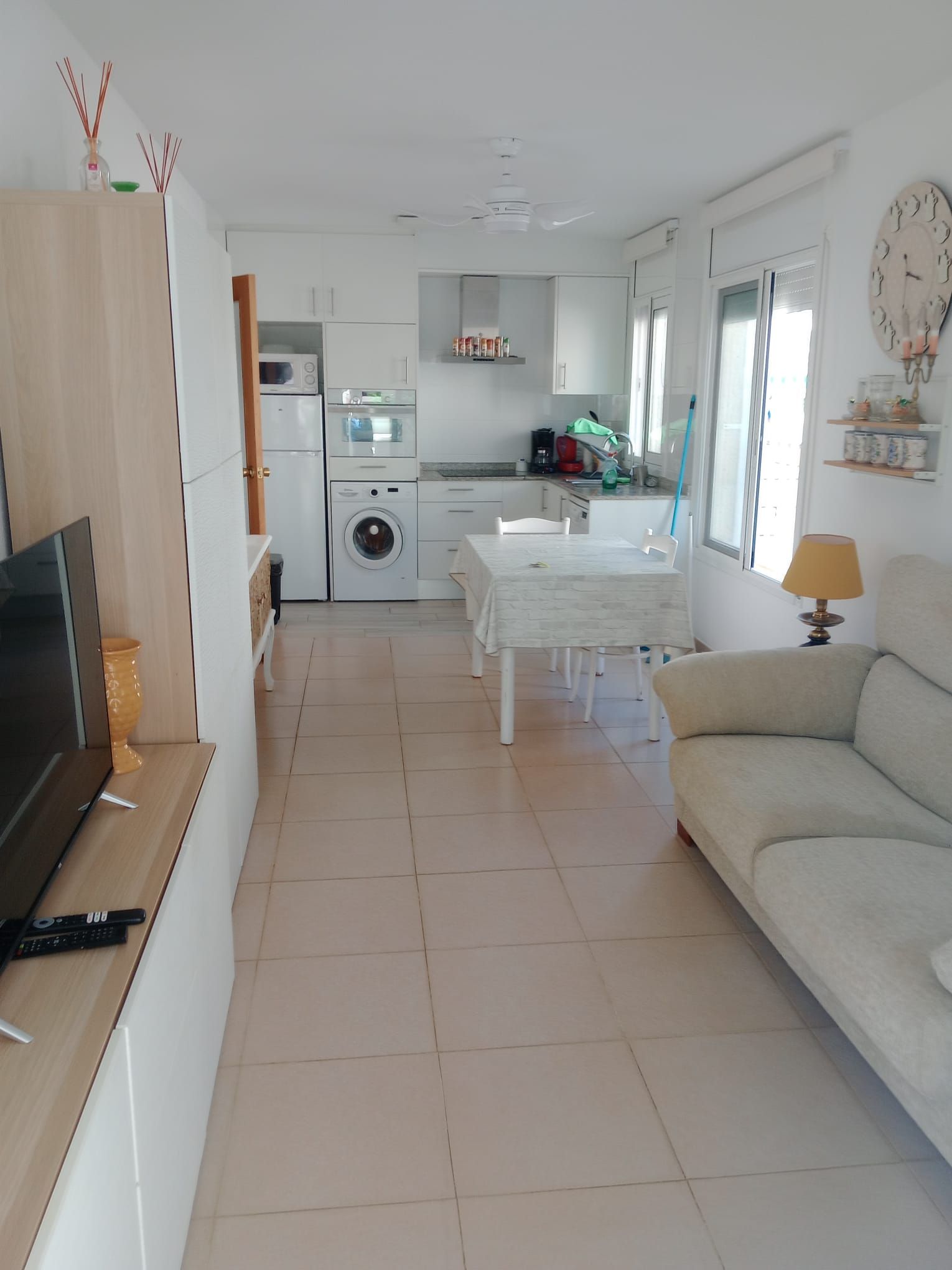 ¡Descubre tu nuevo hogar en este espectacular piso en planta baja, completamente reformado y ubicado a solo 100 metros de la playa en Cambrils - Image 5
