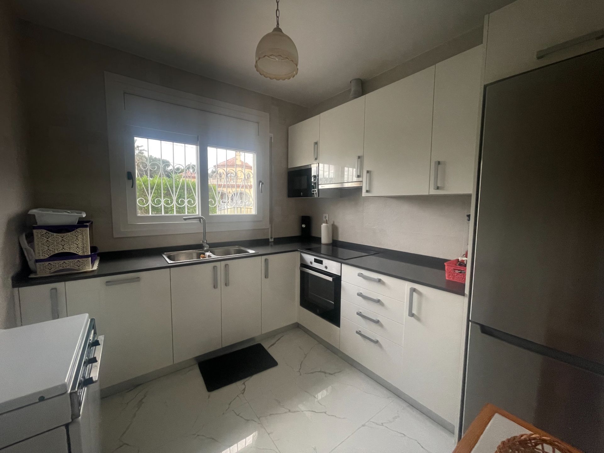 Preciosa y recien reformada casa en pleno centro con piscina privada - Image 13