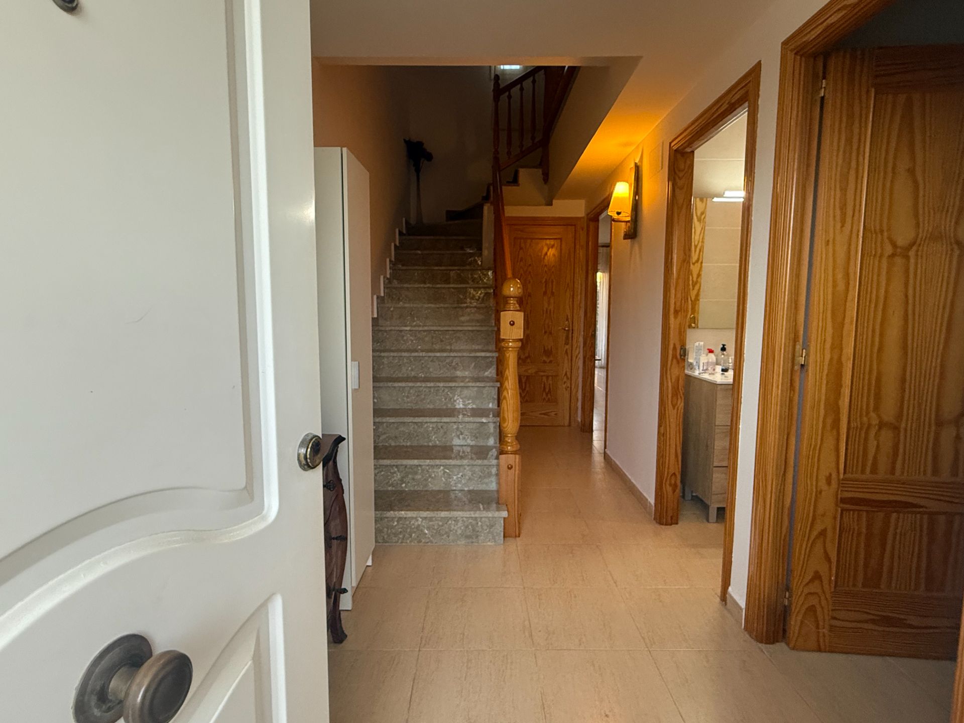 **Casa Adosada Esquinera en Venta - Ideal para Residencia y Vacaciones** - Image 4