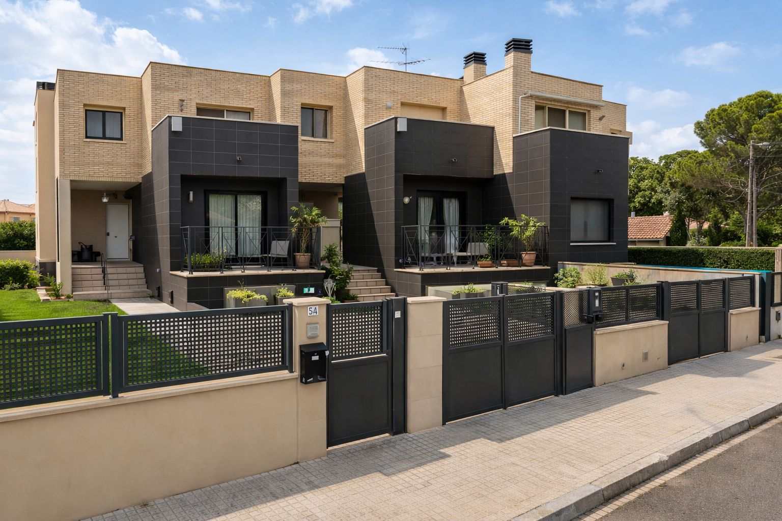 ¡Increible adosado en pleno centro de Miami Playa! - Image 3