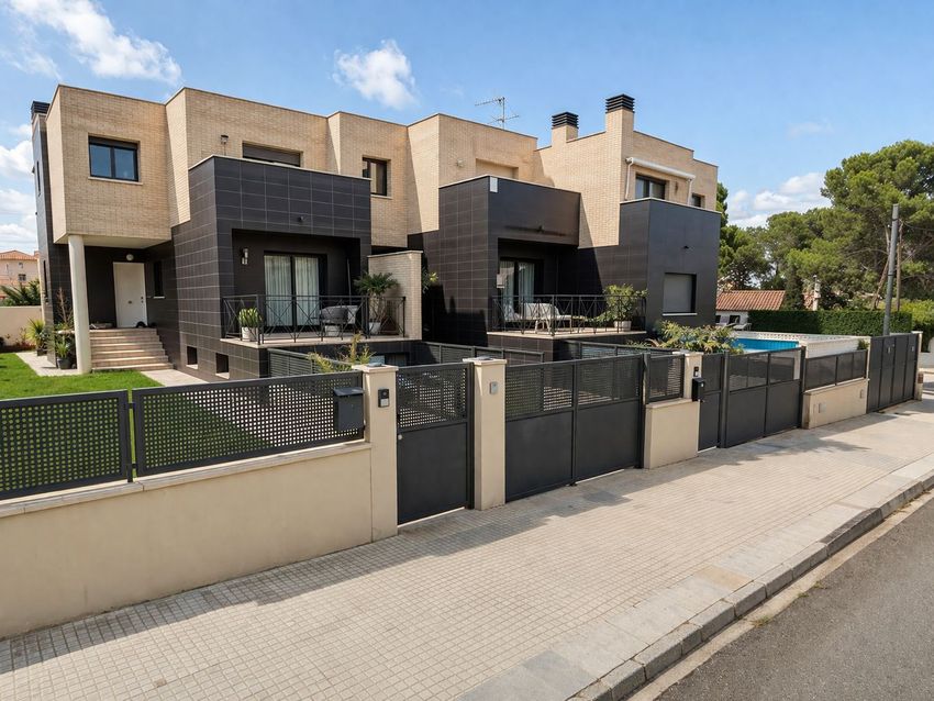 ++ Chalet adosado en venta en Miami Platja ++ - Image 1